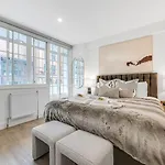 Chelsea Apartment In A Prime Central Location